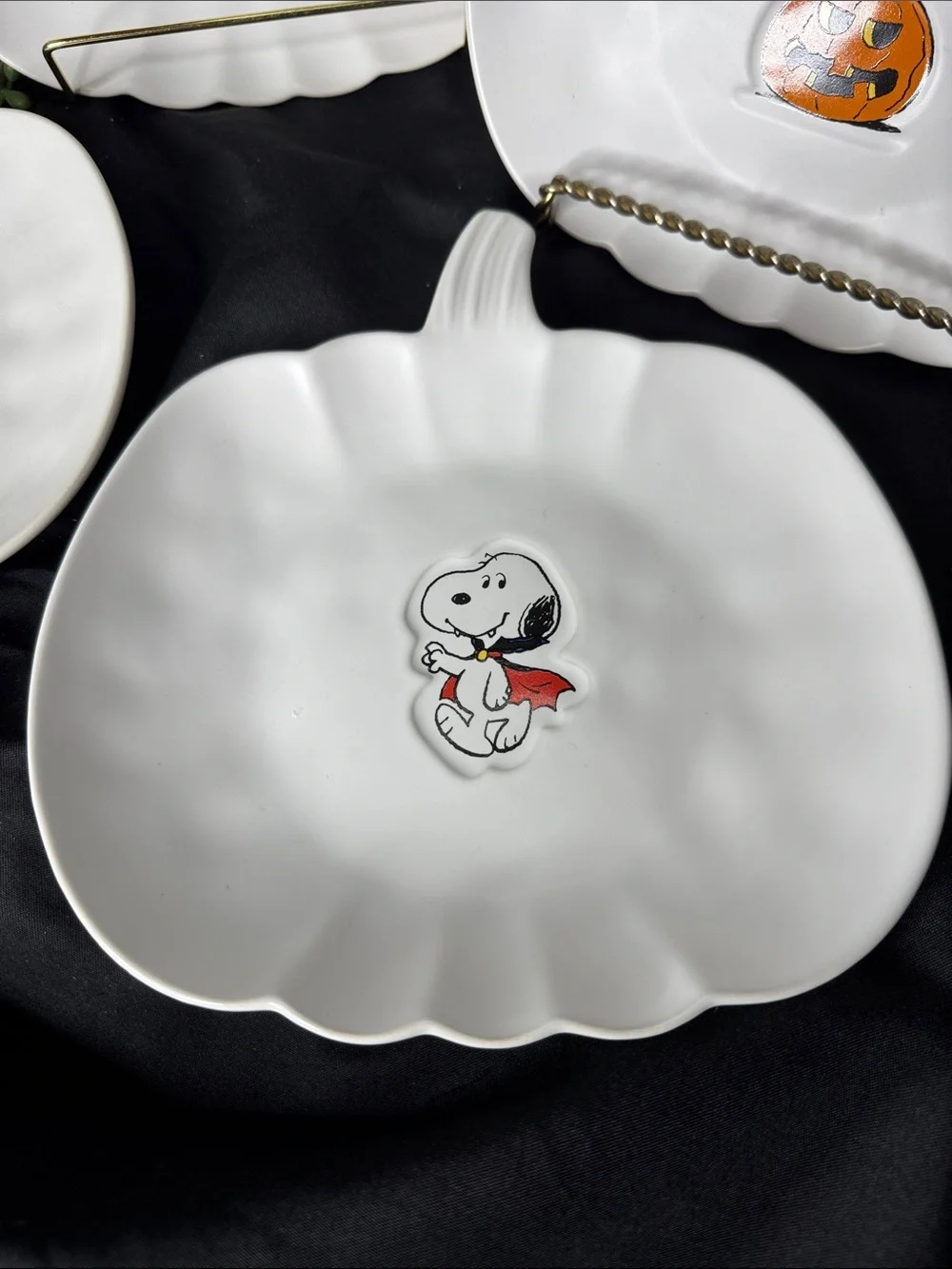 Set of 4 William Sonoma Peanuts Snoopy and the Great Pumpkin Halloween Plates